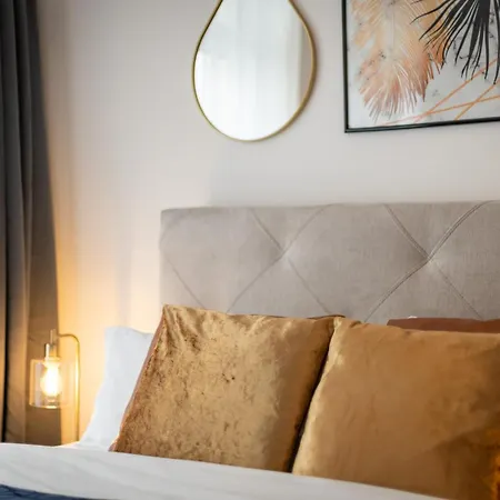 Luniq - Golden Loft - 5 Min Zum Hauptbahnhof & Messe - Klima - 8 Gaeste Appartement *